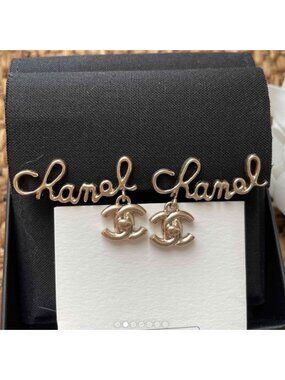 NWOT WITH BOX Rare 2021sold CHANEL clips earings letters logos golden